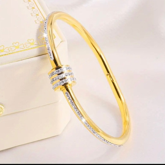 Luxurious Golden-Tone Titanium Steel Bangles Cuff Bracelet - Picture 3 of 7